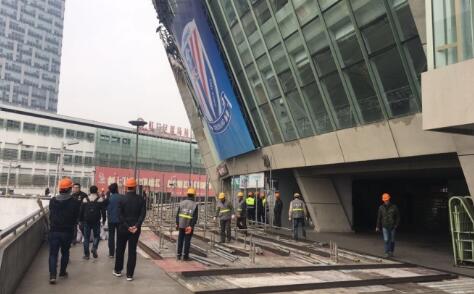 卢卡库在效力国米期间就曾遭遇尤文球迷种族歧视，而在今夏他险些加盟尤文，当时尤文希望用弗拉霍维奇交换卢卡库，但最终转会谈判失败，卢卡库被租借到罗马。